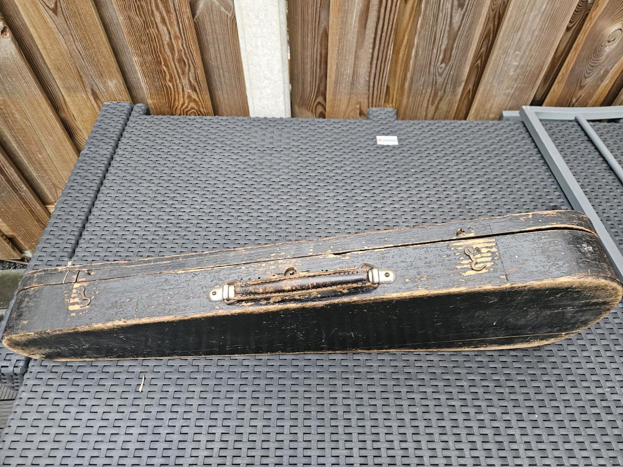 Antieke grote oude houten vioolkoffer met leren handvat