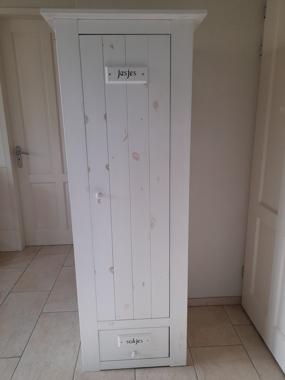 Leuke kast met hang en legplanken   56 x 67 x 179H  (in goede nette staat )
