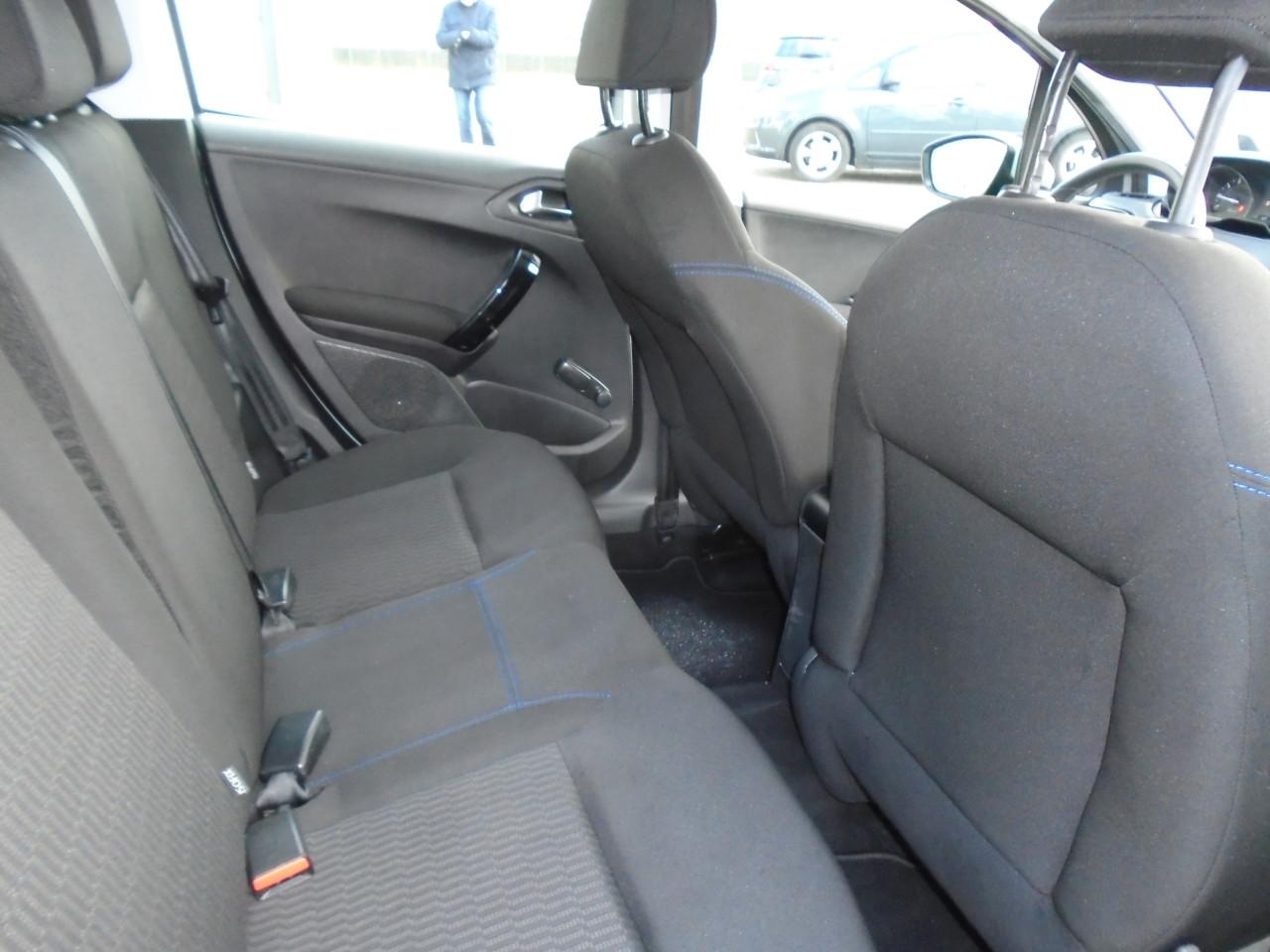 Peugeot 208 1.2 Signature