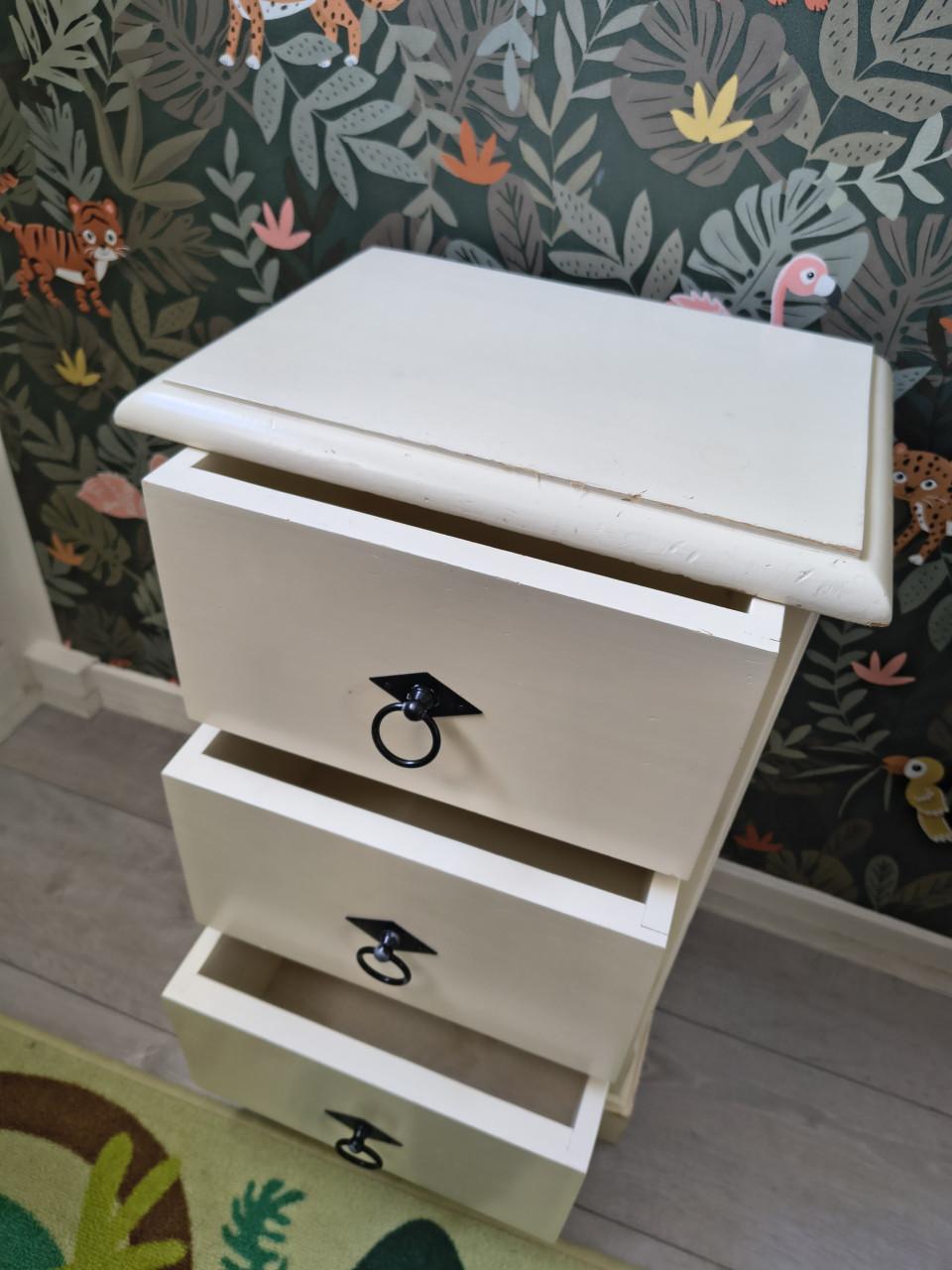 Prachtige crème kleurige houten ladekast, kastje nachtkastje.