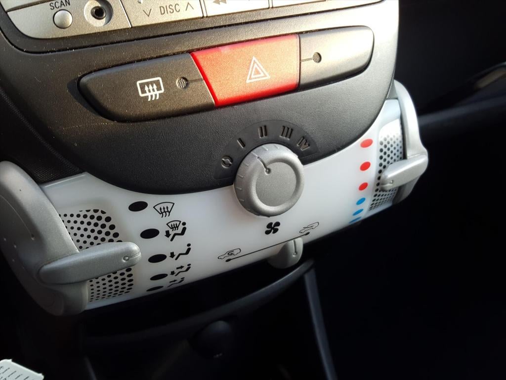 Peugeot 107 1.0 68pk 5d access pack accent airco | lage km-stand! | radio &
