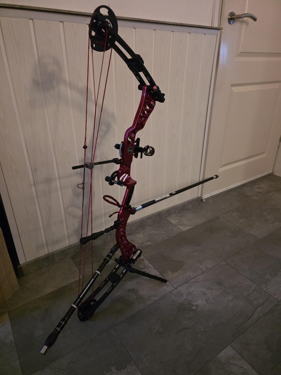 Als nieuwW&W X-36 Dragon Compoundboog 36 " Axle to Axle 30 tot 70 pond LH