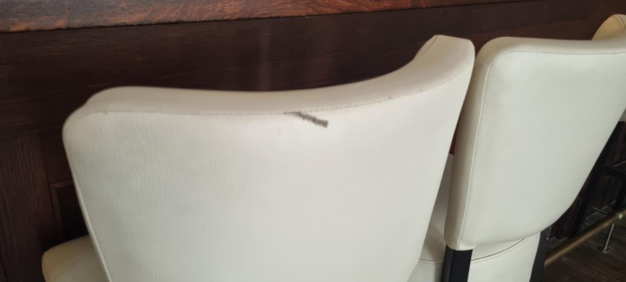 Partij stoelen en tafels