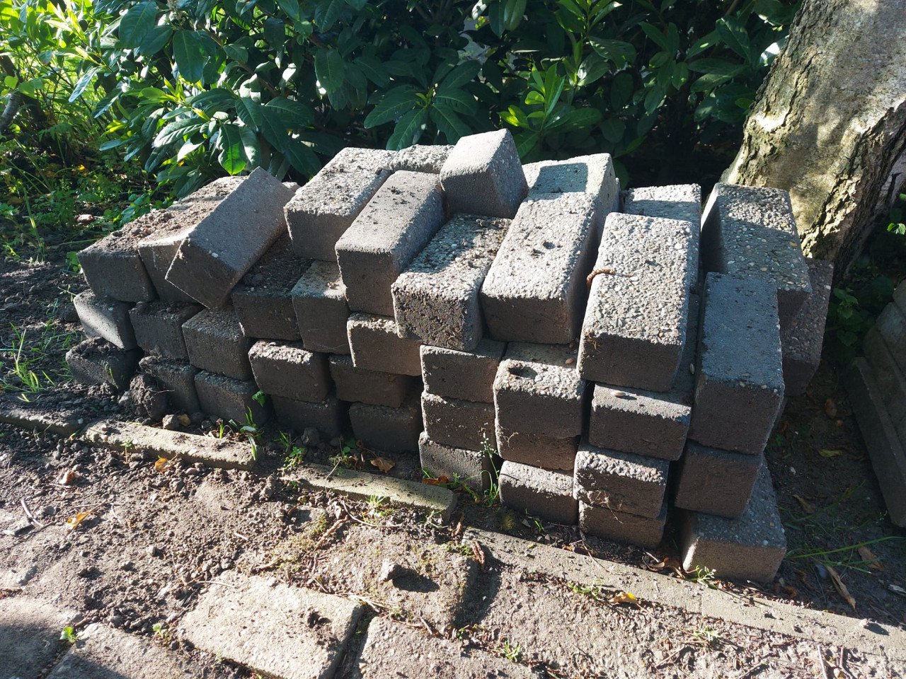 Partij betonklinkers (21 x 10 x 8 cm)