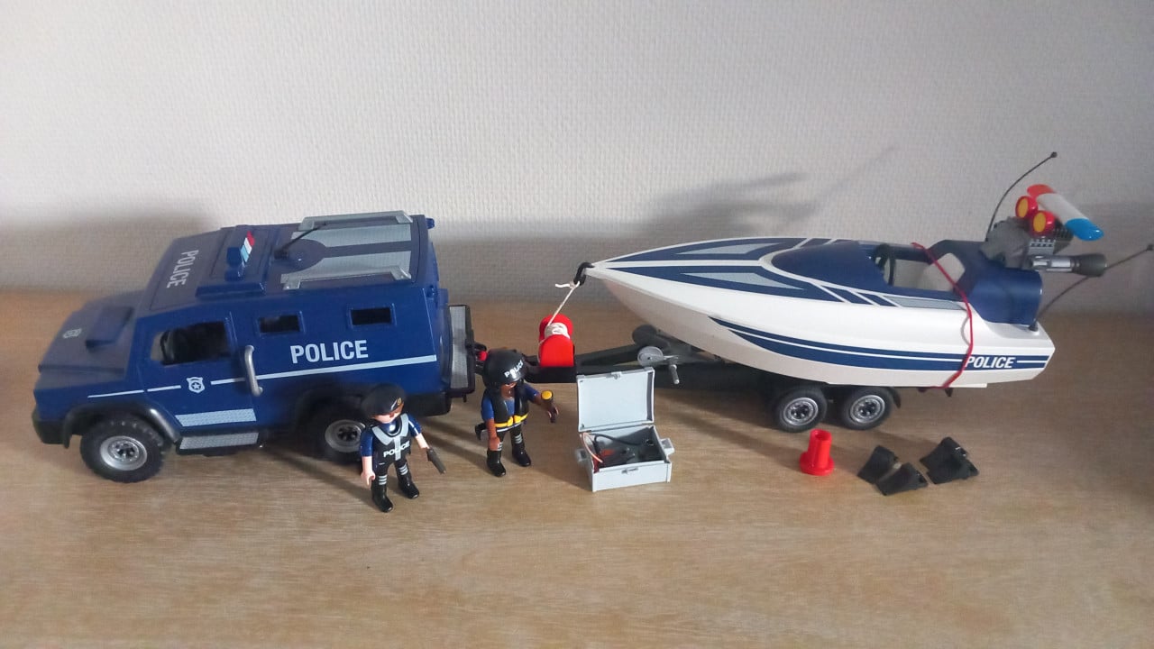 Playmobil politieauto met trailler en boot setnr 5187
