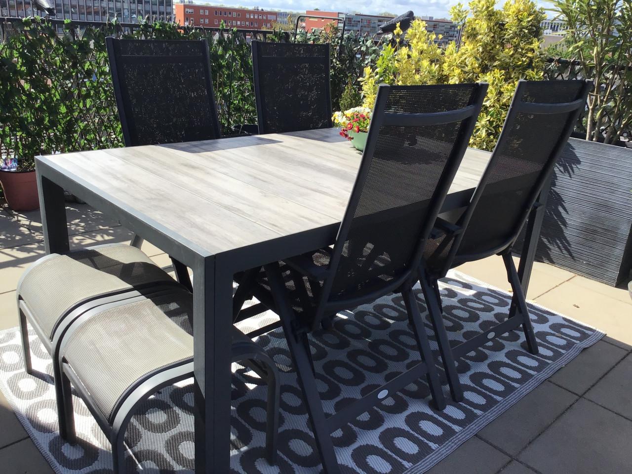 .tuinstoelen met kussens en tafel