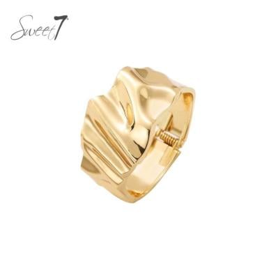 Armband in glanzend goudkleurig in een golvend patroon