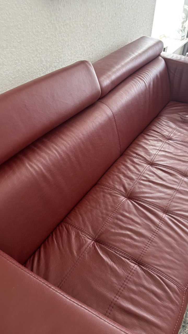 Mooie roodbruin leren bank met hocker
