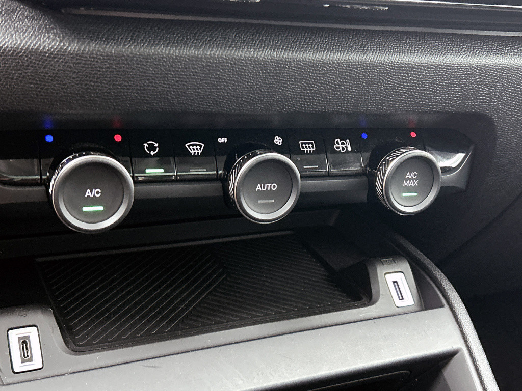 Citroen C4 130pk shine | rijklaar | panorama dak | head-up display | navi |