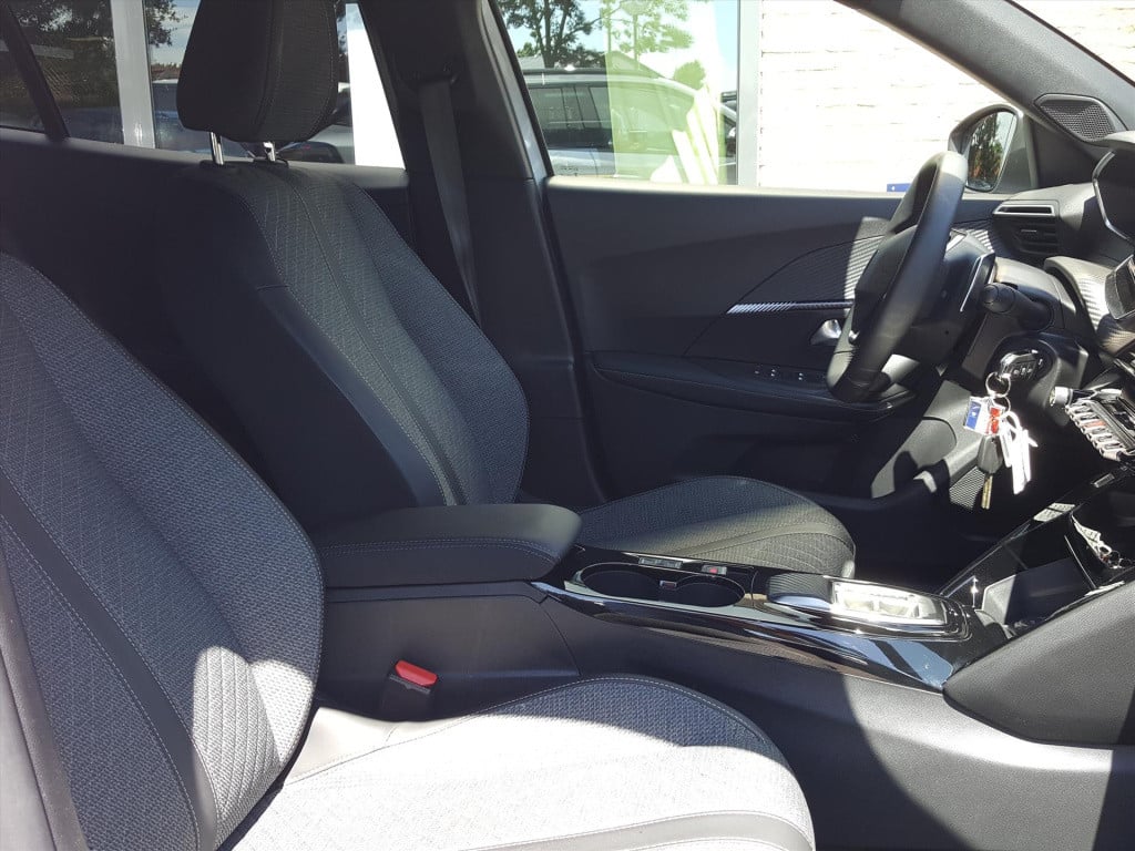 Peugeot 2008 allure pack 1.2 pt-130pk (vol)automaat (eat8) | 3d navigatie &