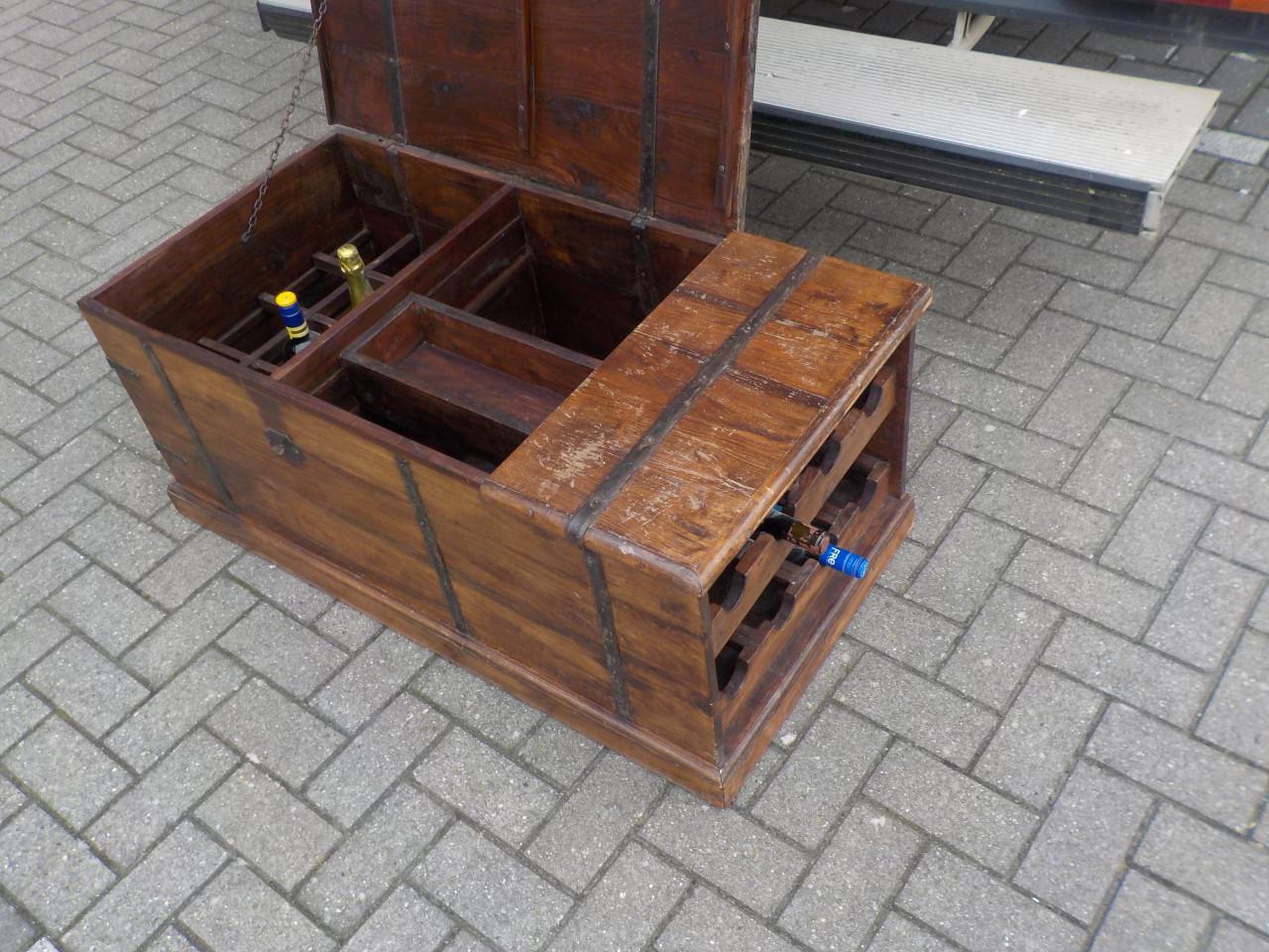 Zeer speciale geheel massieve salontafel wijnrek in goede staat