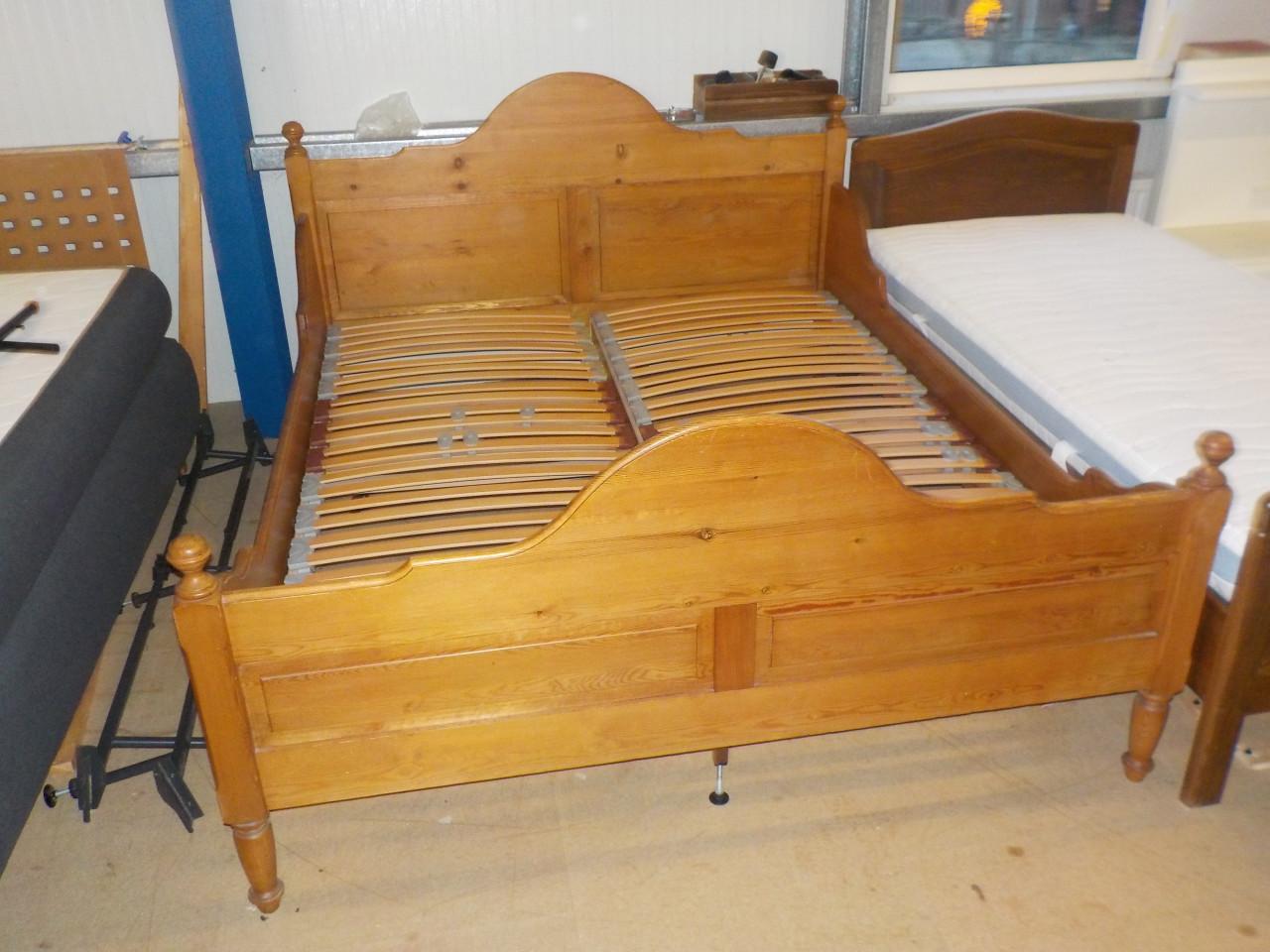 Mooie kwaliteit massief grenen ledikant + 2 lattenbodems + 2 matrassen
