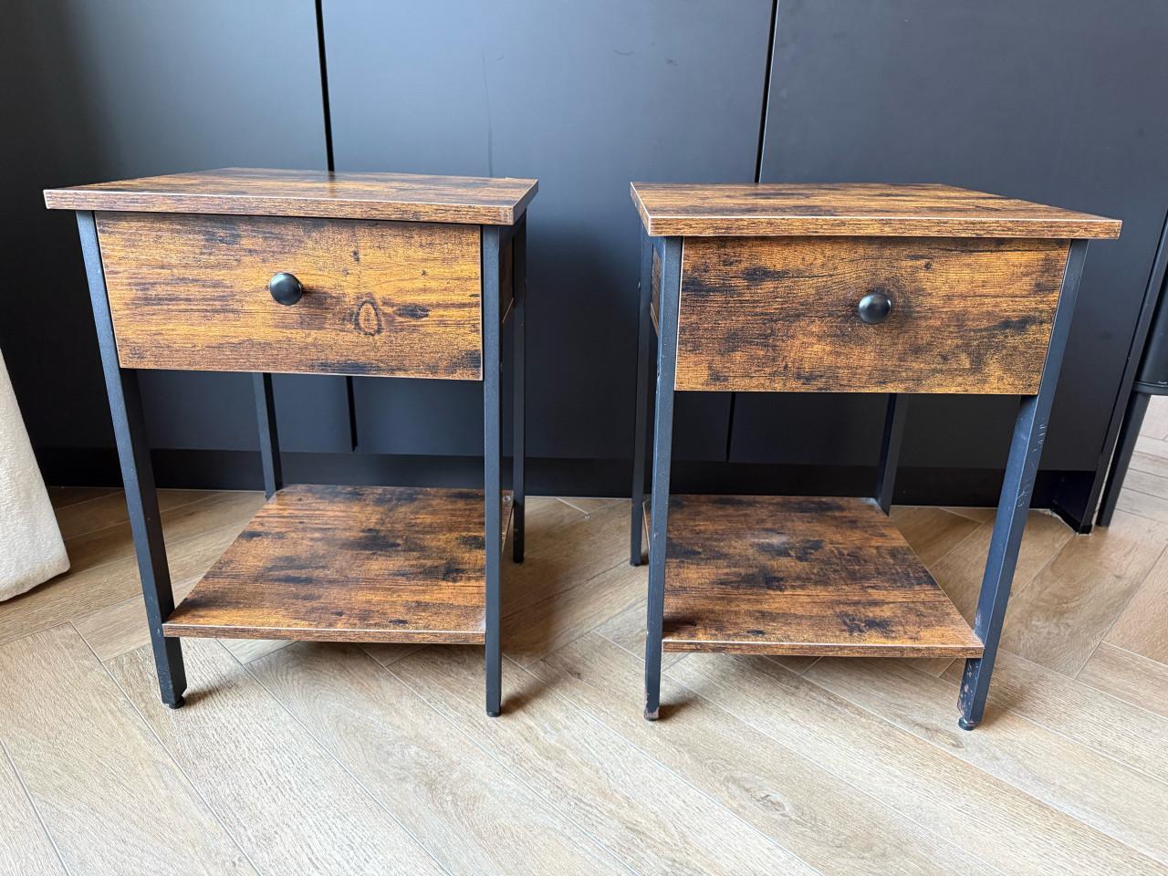 Twee industriële nachtkastjes