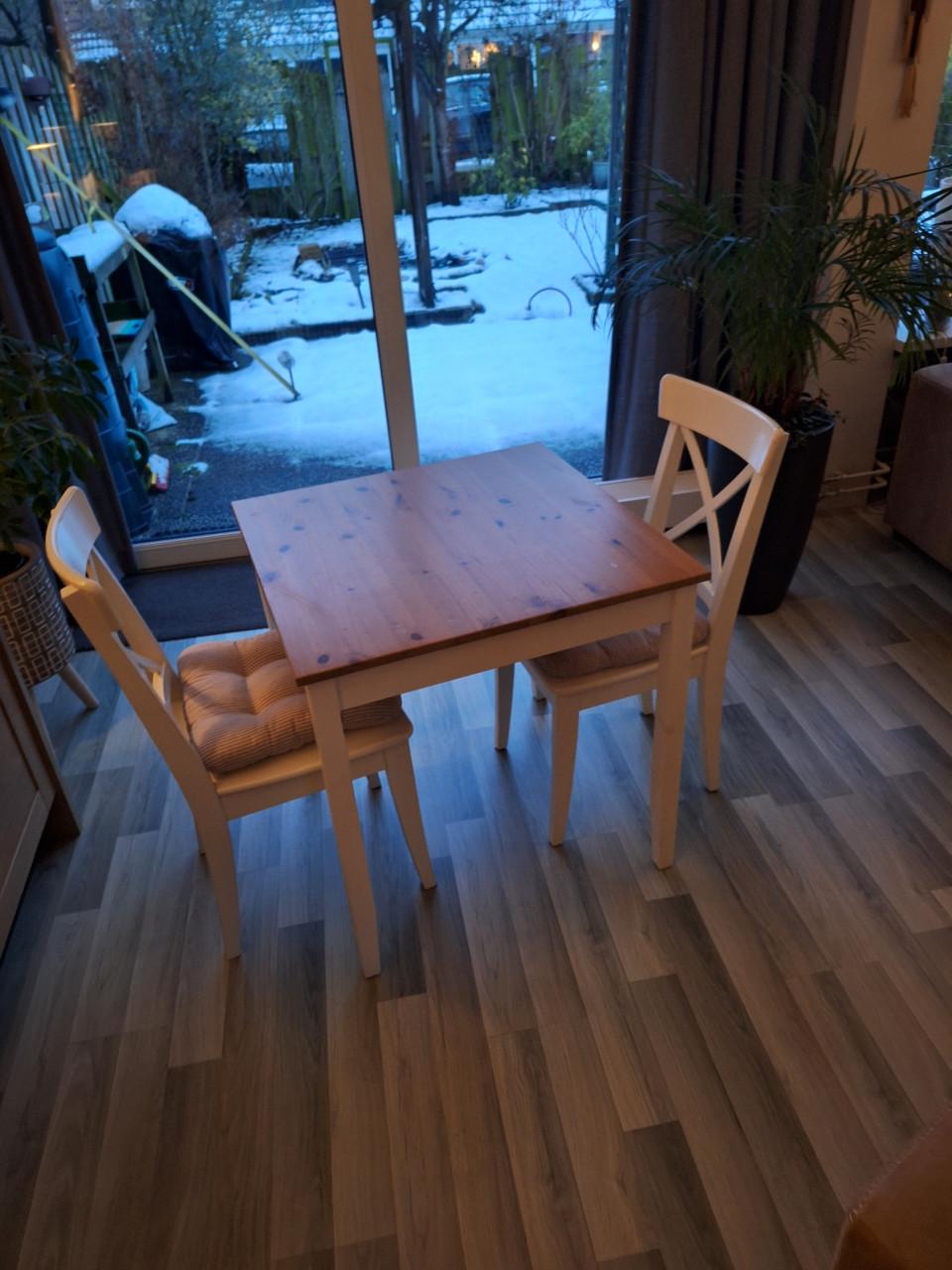 Tafeltje met twee stoelen