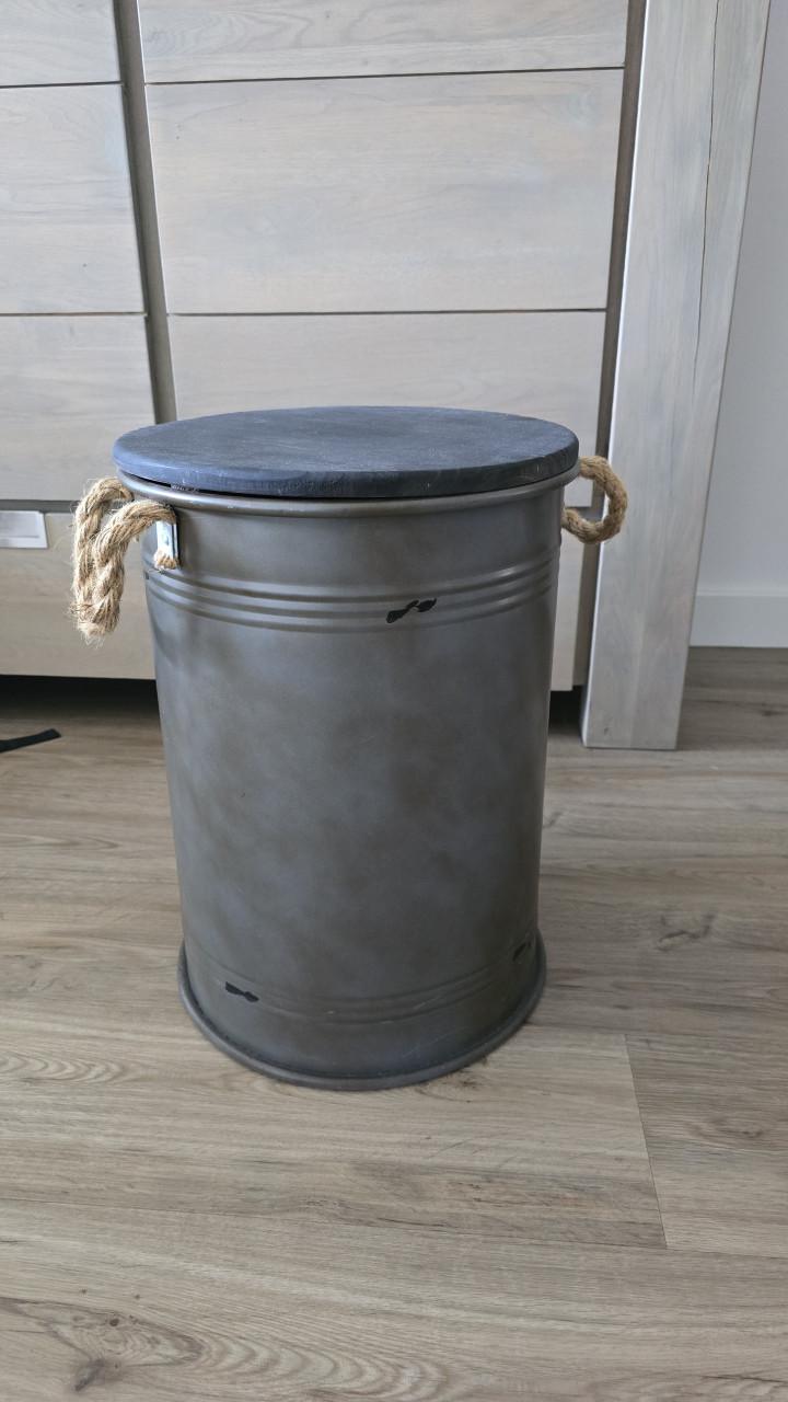 Ton, groen met zwarte deksel