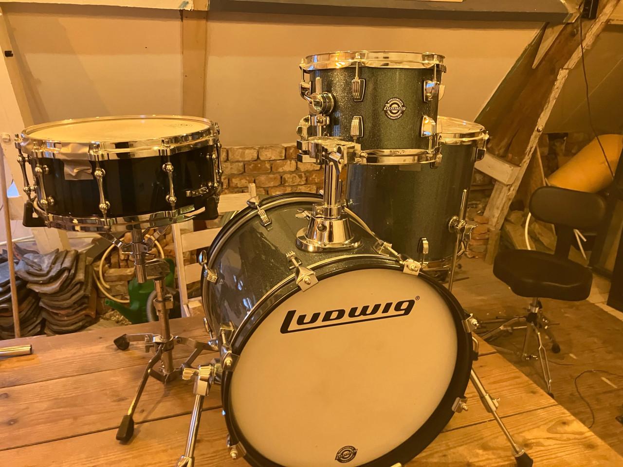 Diverse drumspullen en drumstel