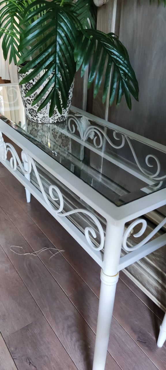 Sierlijke wit metalen side table / long john met glazen blad
