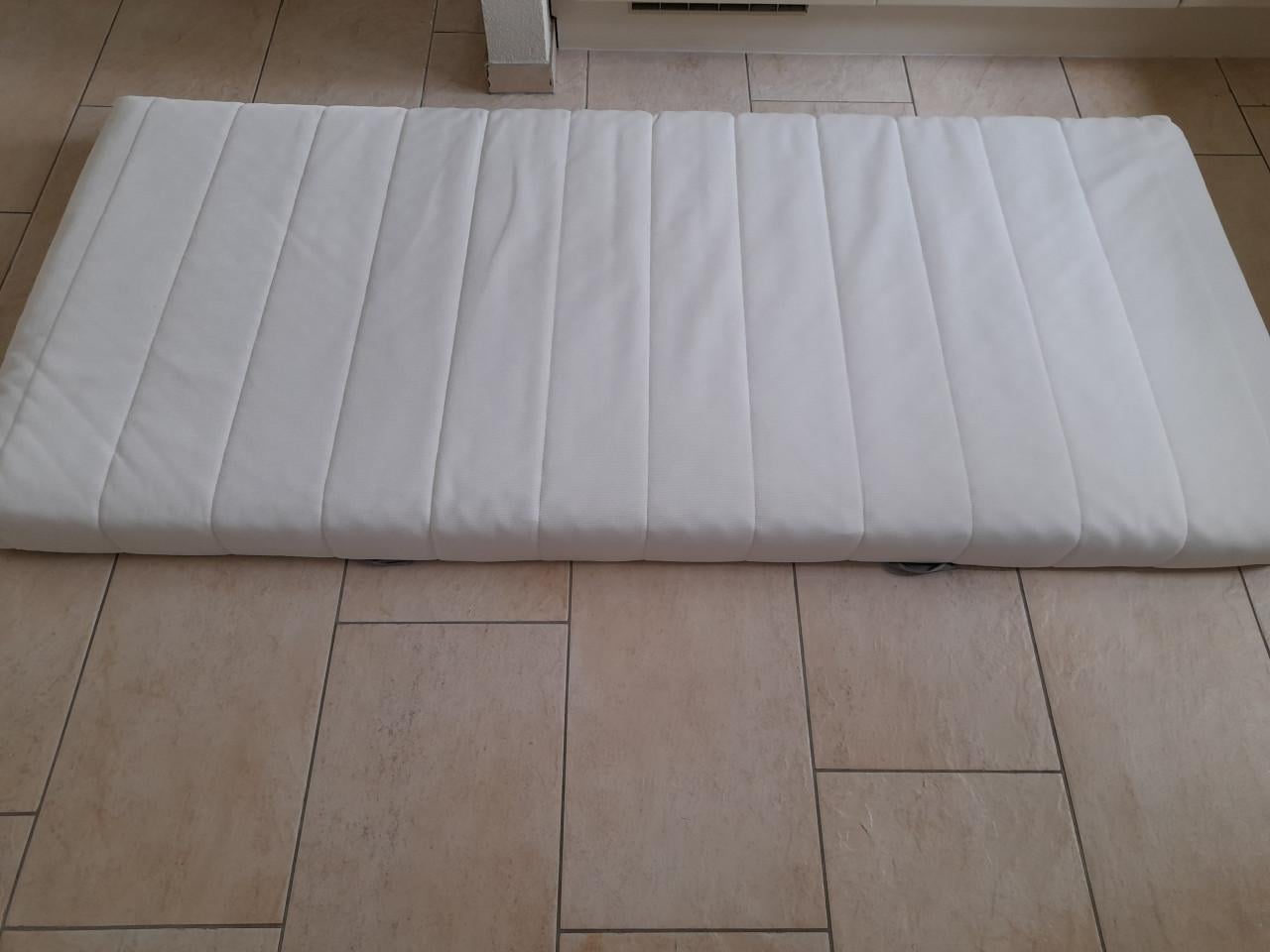 Houten bed 90 x 200 ( in goede staat )