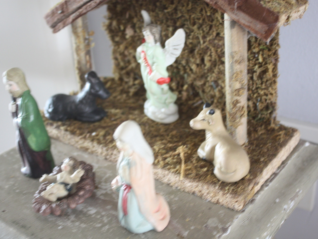 Klein kerststalletje met stenen beeldjes