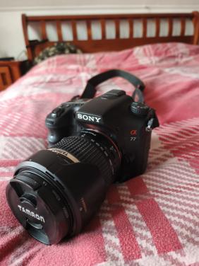 Te koop aangeboden Sony A77 Spiegelreflex Camera.