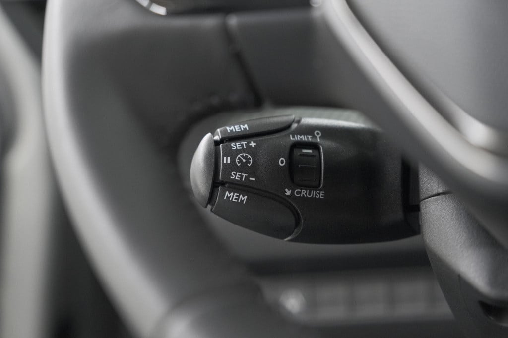 Peugeot 208 hybrid 100 e-dcs6 allure | camera | keyless entry | apple carpl