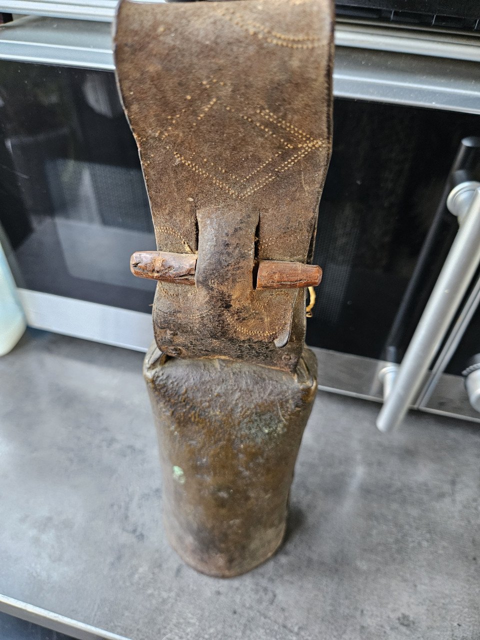 Prachtige grote bronzen geitenbel met dikke lederen riem...