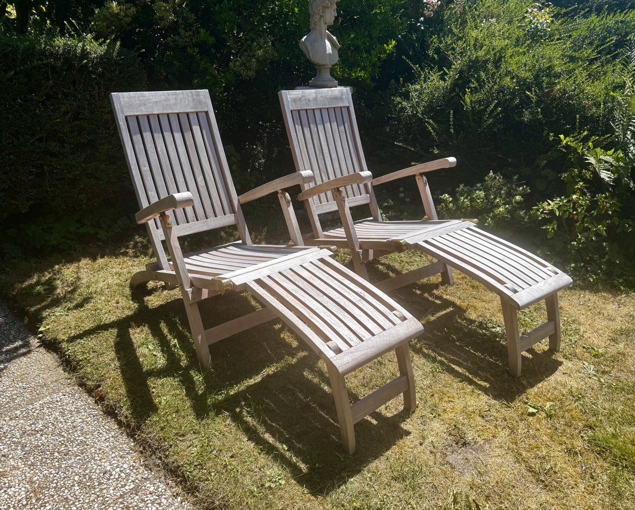 2 Deck chairs