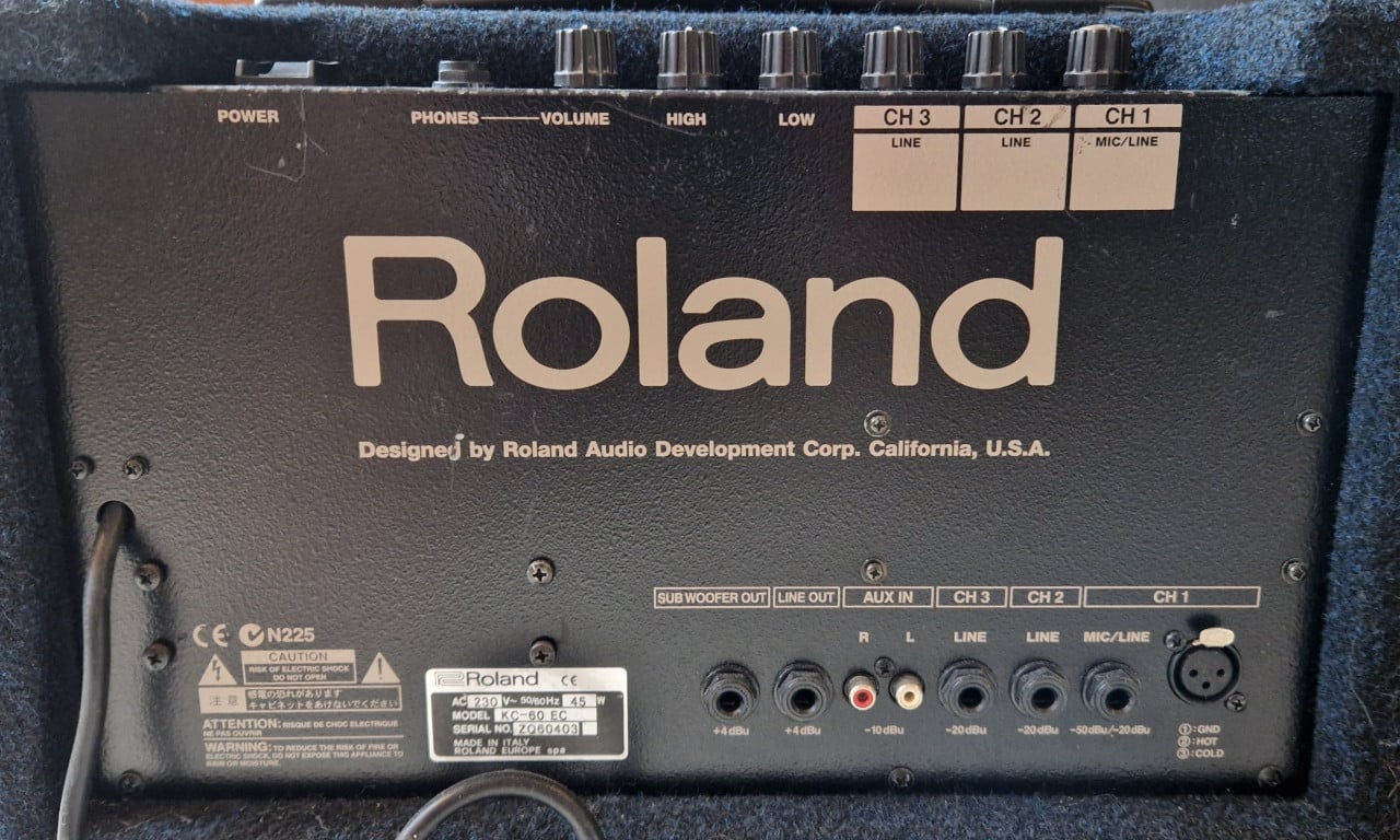 Roland KC-60 keyboard versterker