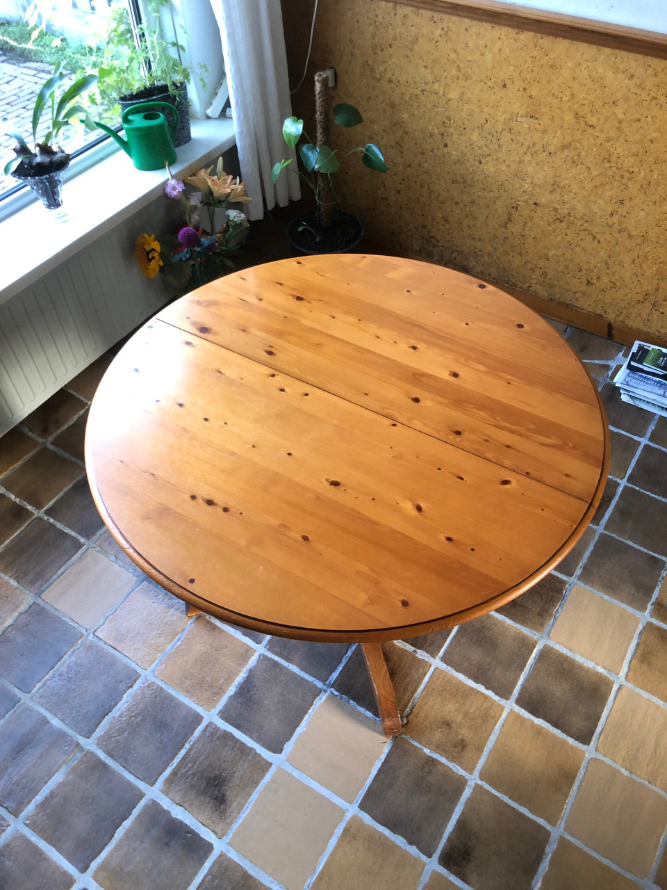 Ronde houten eettafel.
