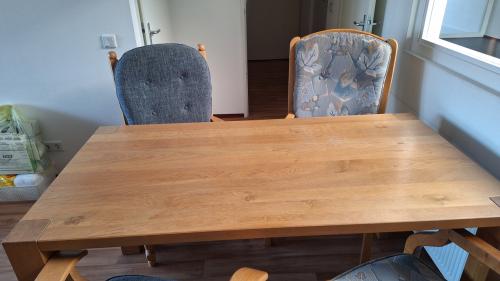 Eetkamertafel en 4 stoelen