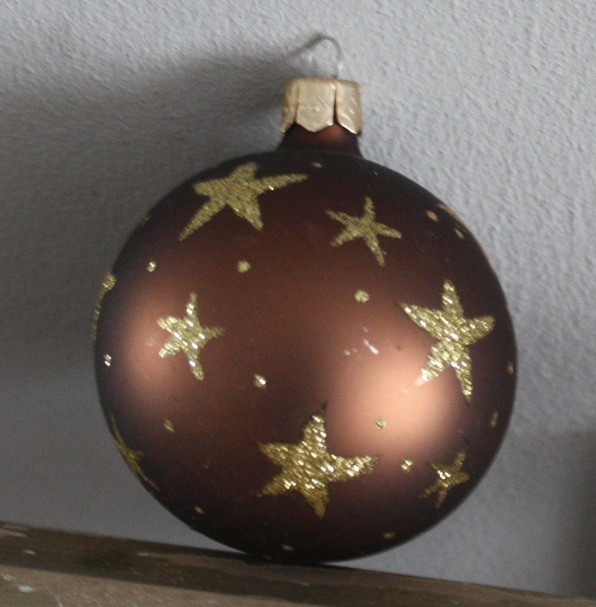 Glazen kerstbal bruin met goude glitter sterren