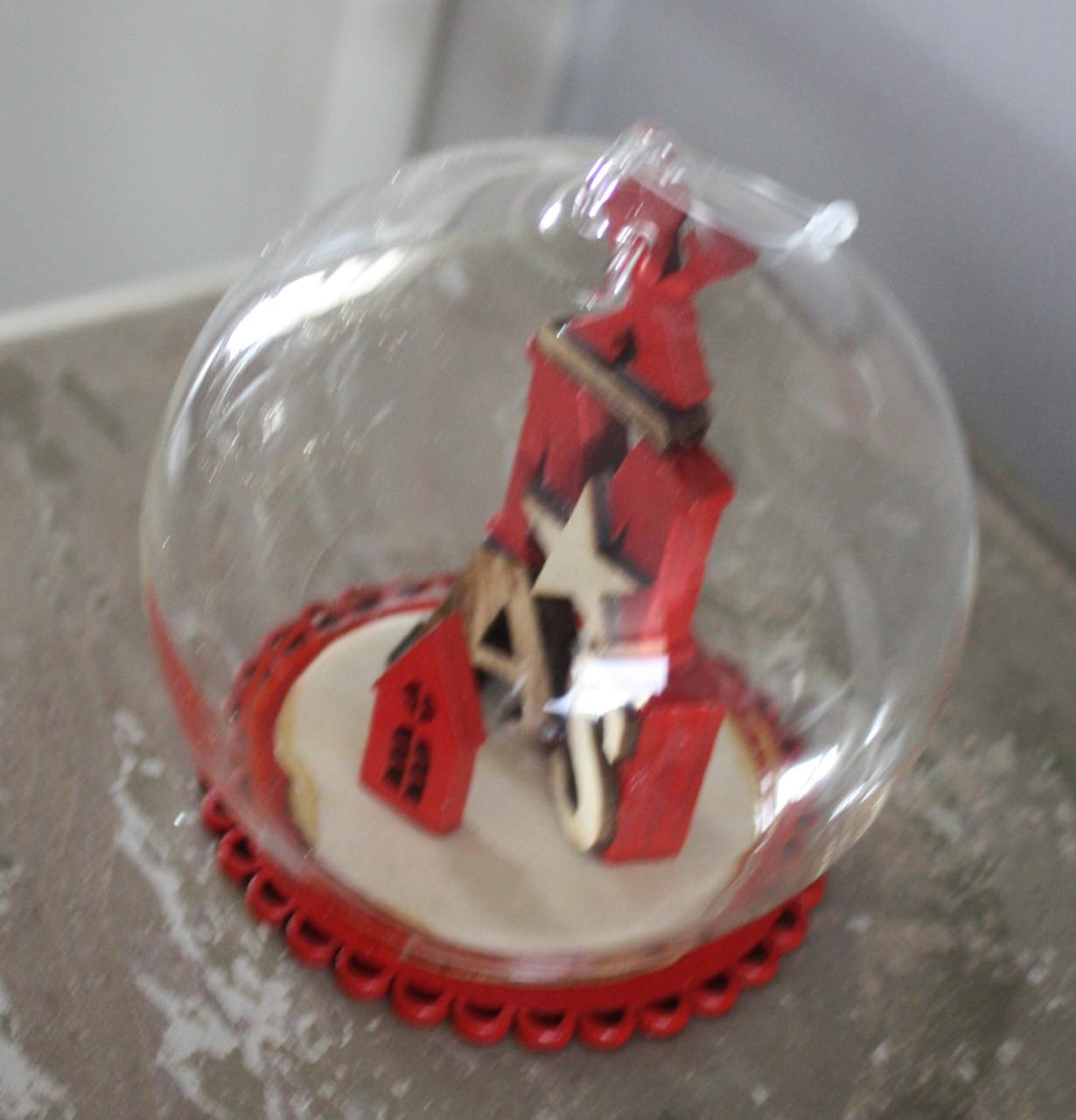 Kerstbal en kerstdecoratie glas en hout tekxt xmas