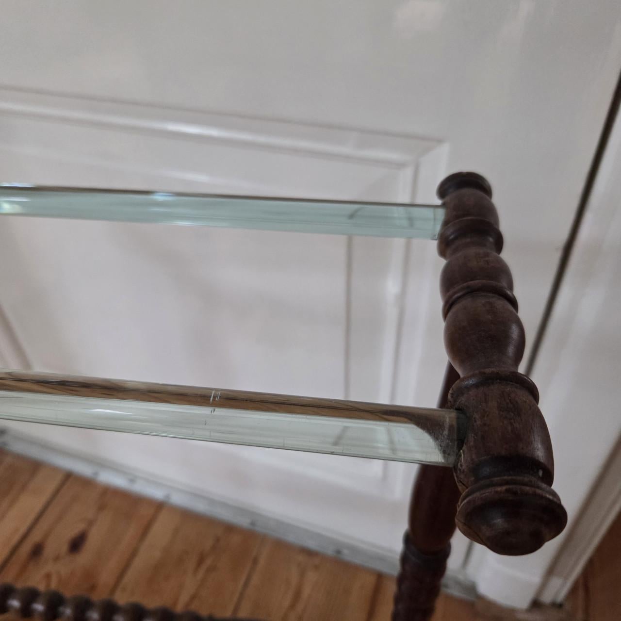 Antiek houten handdoekrek met glazen roedes