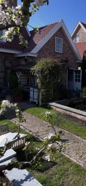 Mix van oude getrommelde waaltjes met andere straatstenen