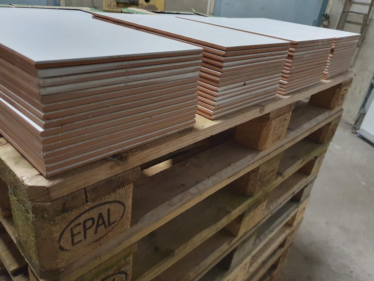 Nieuwe wandtegels voor Badkamer, wc of keuken totaal 7,5 vierkante meter.