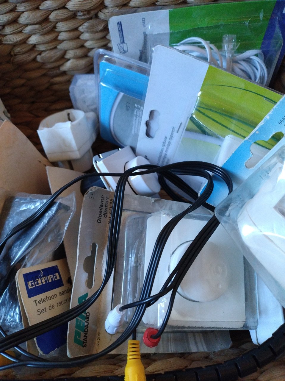 Diverse electra, kabel, dimmers enz