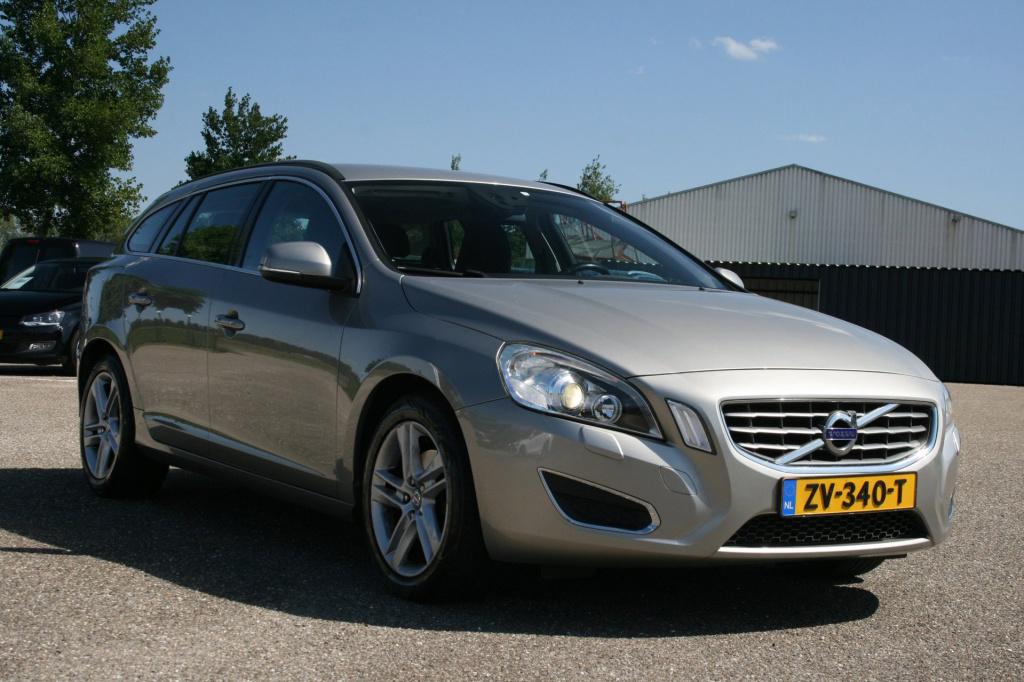 Volvo V60 1.6 t3 momentum / afn. trekhaak / cruise / pdc / stoelv.