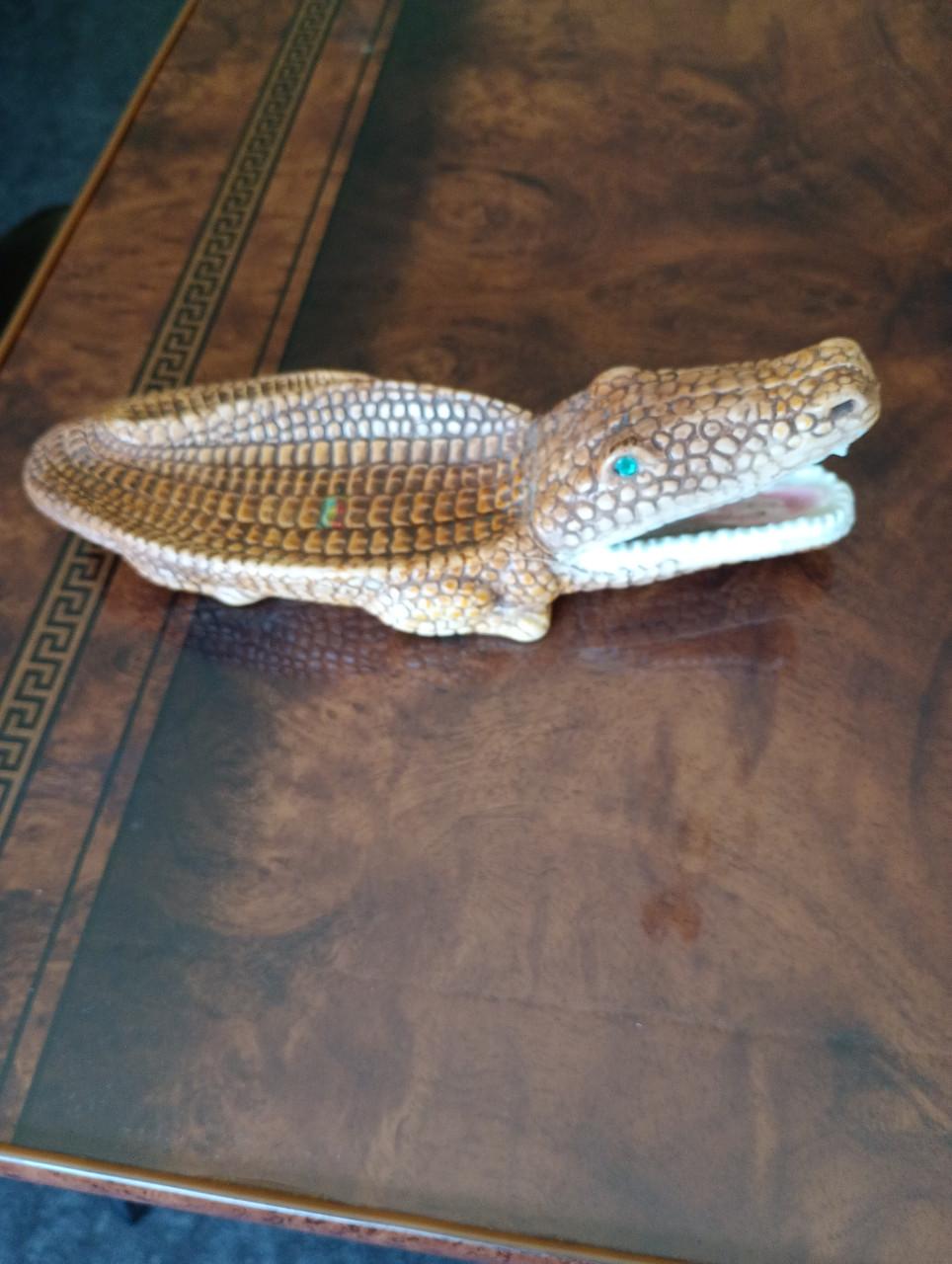 Beeldje oude krokodil