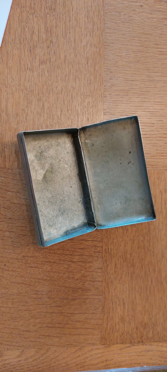 Te koop. zilverkleurig, oud doosje