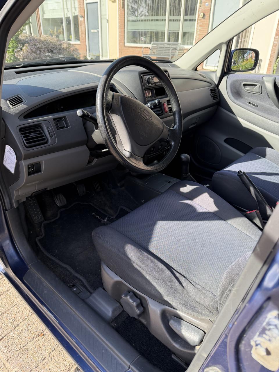 Donkerblauwe Suzuki LIANA