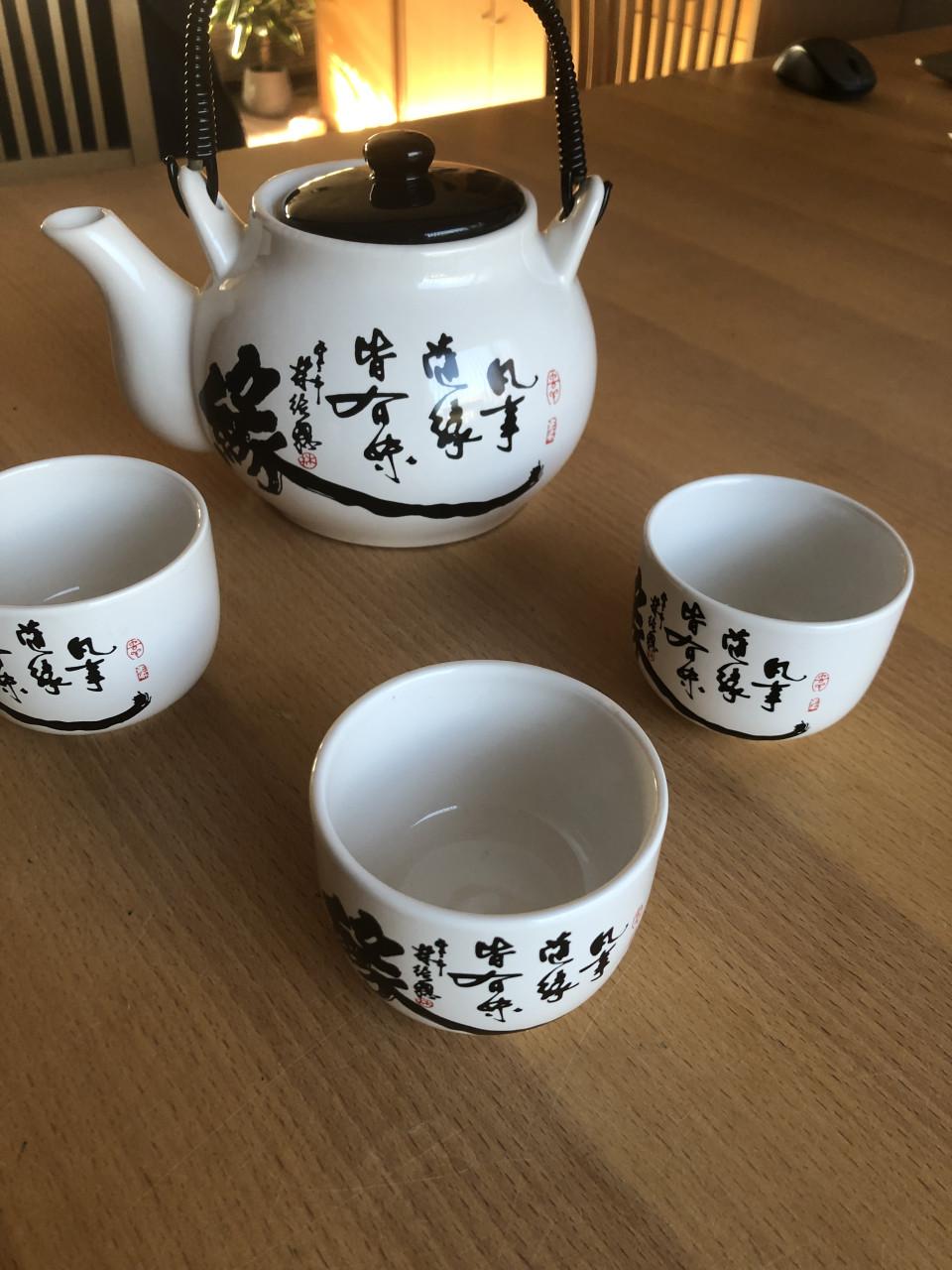 Te koop mooi theesetje.(nieuw).