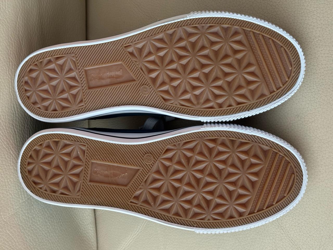 Nieuwe Mistral canvas sneakers, maat 42