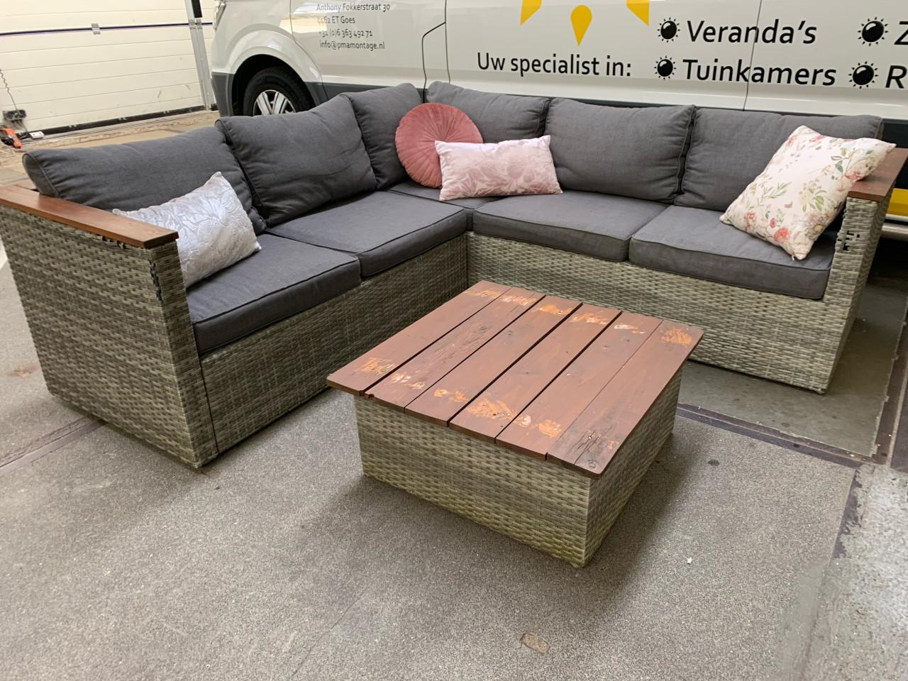 Loungeset wicker, met kussens en tafel.