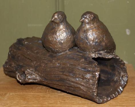 Patrijzen op boomstronk (keramieken beeld)