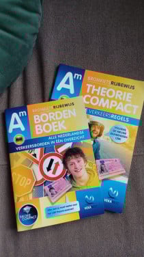 Bromfiets  theorieboek + verkeersbordenboek