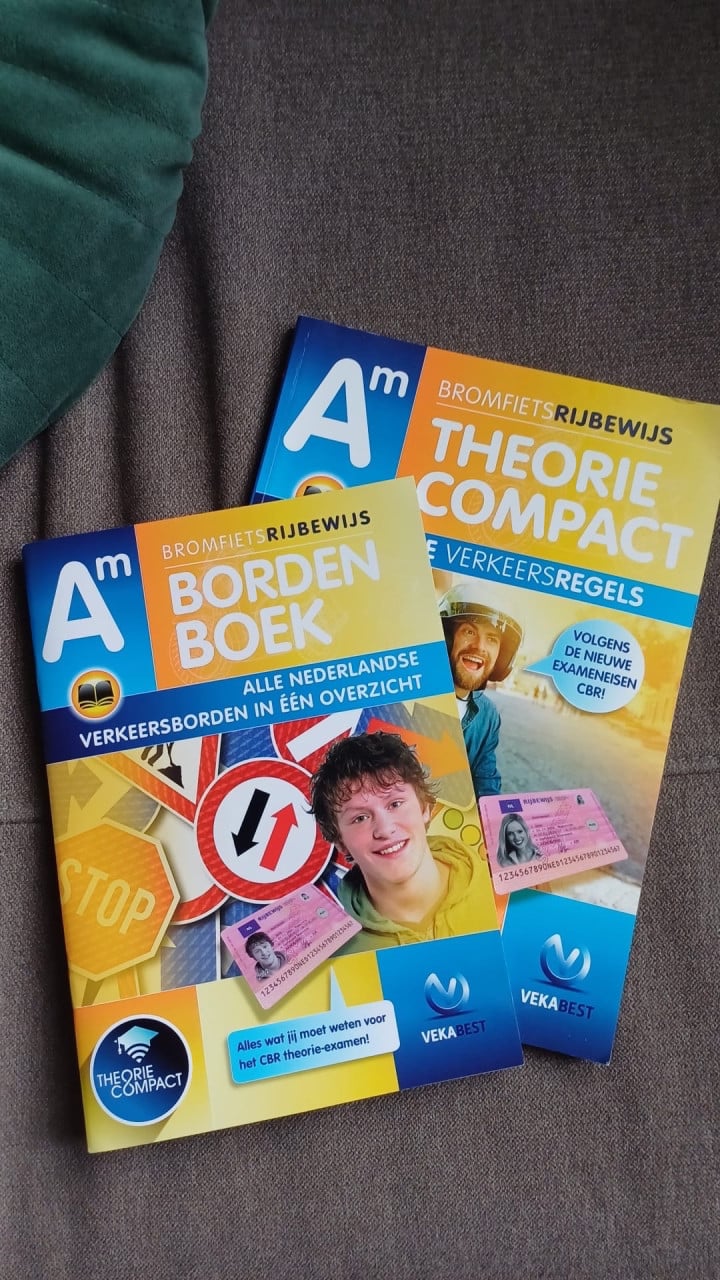Bromfiets  theorieboek + verkeersbordenboek