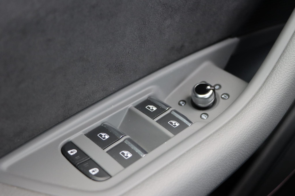 Audi A4 limousine 35 tfsi launch edition sport