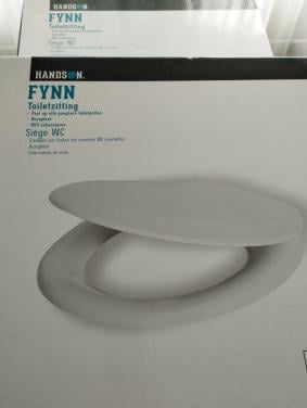 2 witte toiletzittingen merk Handson