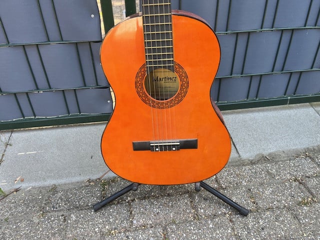 2 Gitaren Martinez en Santana met standaard