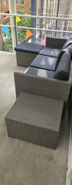 Kunsttof grijze tuinset 4 pers. Met hocker tafel